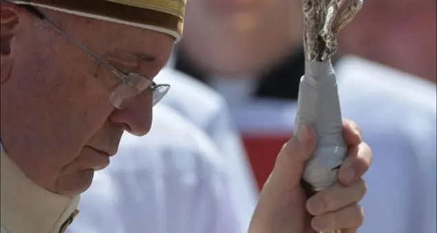 Francesco e quel pastorale aggiustato con lo scotch