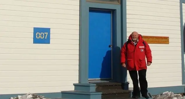 Il prete che lascia la chiesa alla fine del mondo