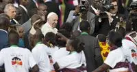 Povertà, conflitti e slum: l'Africa abbraccia Francesco