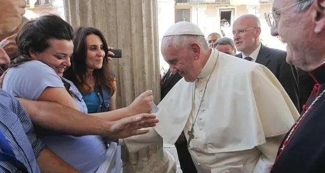 Il Papa: «Troppe volte le donne sono licenziate perché incinte»