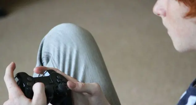 La mamma gli impedisce di giocare ai videogames. Interviene la polizia