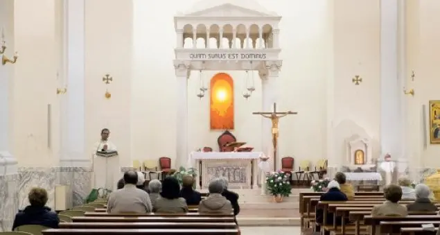 Qui nessuno è straniero, nemmeno il parroco