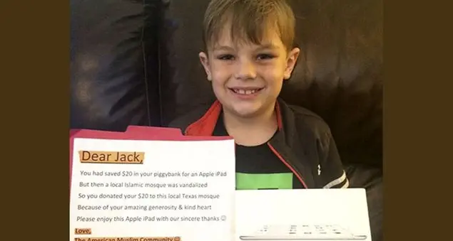 A 7 anni dona i suoi risparmi alla moschea devastata e gli arriva un regalo inatteso