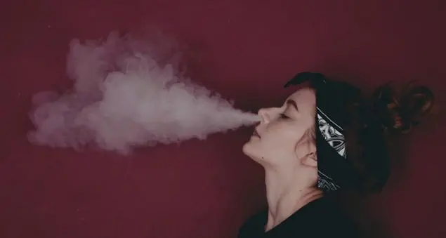 «Che delusione: abbiamo scoperto che fuma la sigaretta elettronica»