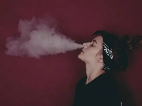 «Che delusione: abbiamo scoperto che fuma la sigaretta elettronica»