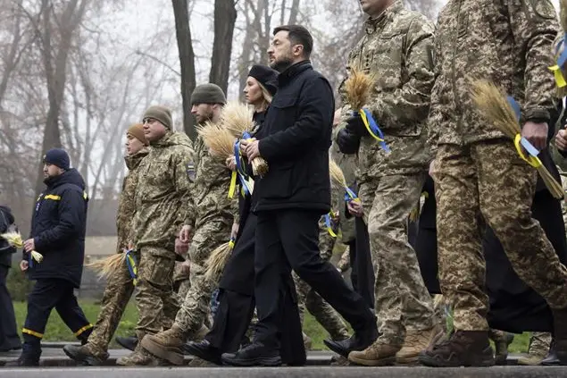 Il presidente ucraino Volodymyr Zelensky e sua moglie Olena alla commemorazione il 22 novembre delle vittime dell\\'Holodomor, al complesso del Genocidio dell\\'Holodomor nel Museo nazionale di Kyiv (Ansa)
