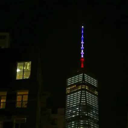 Lacrime, fiori e preghiere: Parigi piange le sue vittime