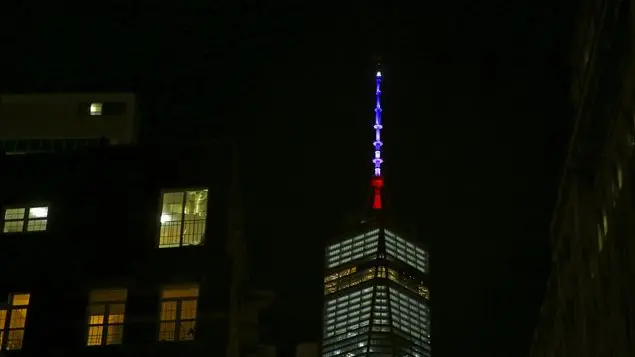 Lacrime, fiori e preghiere: Parigi piange le sue vittime