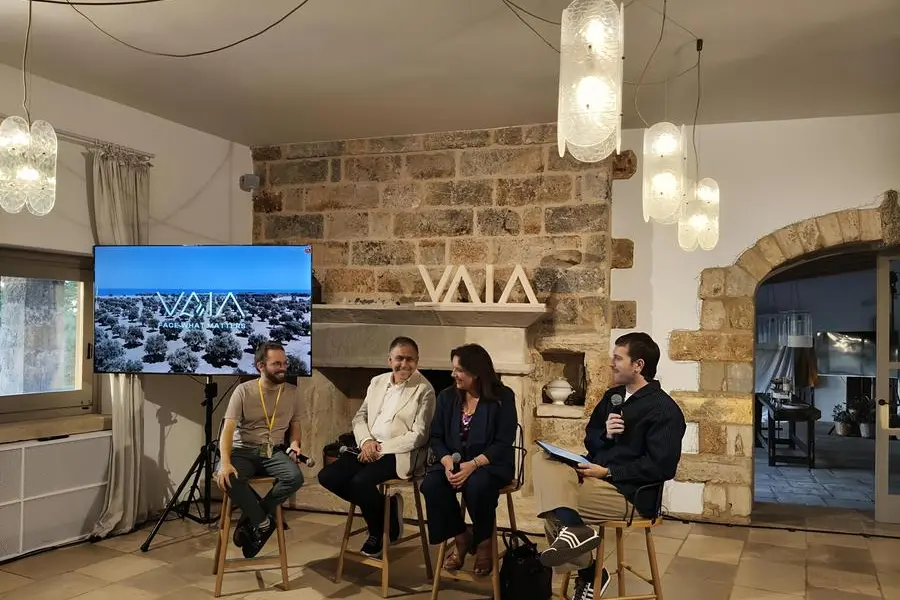 The talk during the project presentation event at Masseria Abbracciavento in Tricase. From left: Federico Stefani, professor Donato Boscia, the mayor of Specchia Anna Laura Remigi