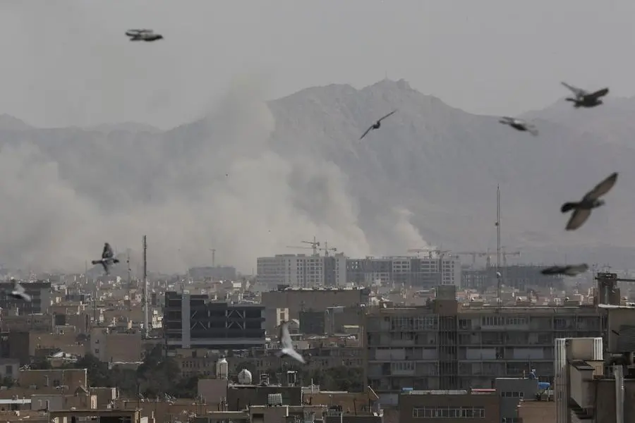 Fumo si alza dalle case di Teheran colpite dall\\'attacco congiunto Stati Uniti-Israele. , via REUTERS