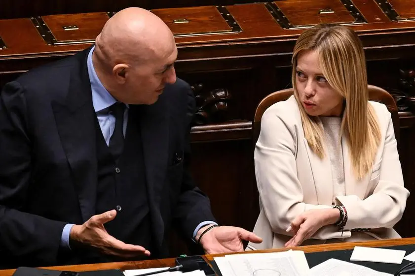 La premier Giorgia Meloni con il ministro della Difesa Guido Crosetto alla Camera