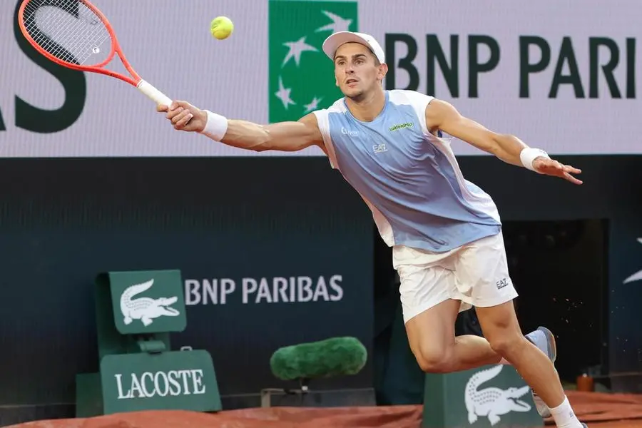epa13009624 Matteo Arnaldi of Italy in action during his Men's round of 16 match against Francis Tiafoe of USA at the French Open Grand Slam tennis tournament at Roland Garros in Paris, France, 01 June 2026. EPA/TERESA SUAREZ