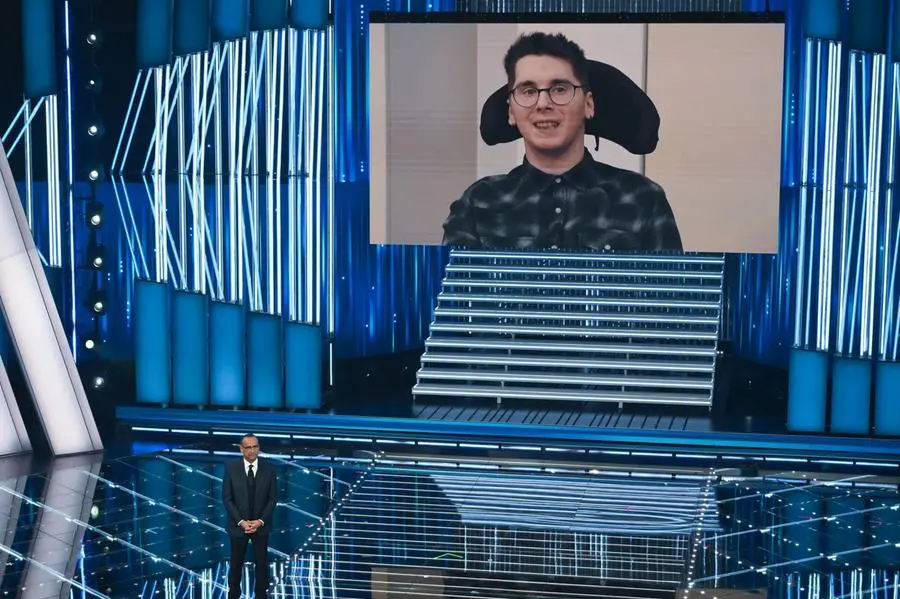 Paolo Sarullo in collegamento con il Teatro Ariston durante la terza serata di Sanremo , ANSA