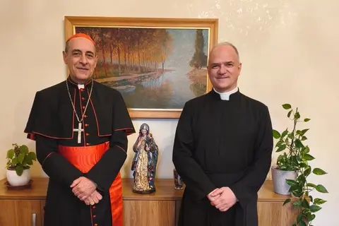 A sinistra il cardinale V\\u00EDctor Manuel Fern\\u00E1ndez, prefetto del Dicastero per la Dottrina della Fede, a destra don Davide Pagliarani, superiore della Fraternit\\u00E0 Sacerdotale San Pio X , @vatican media