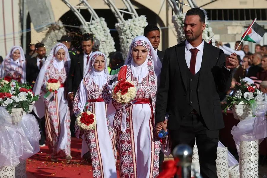 Alcune coppie palestinesi celebrano il matrimonio a Khan Younis nel Sud della Striscia di Gaza , REUTERS