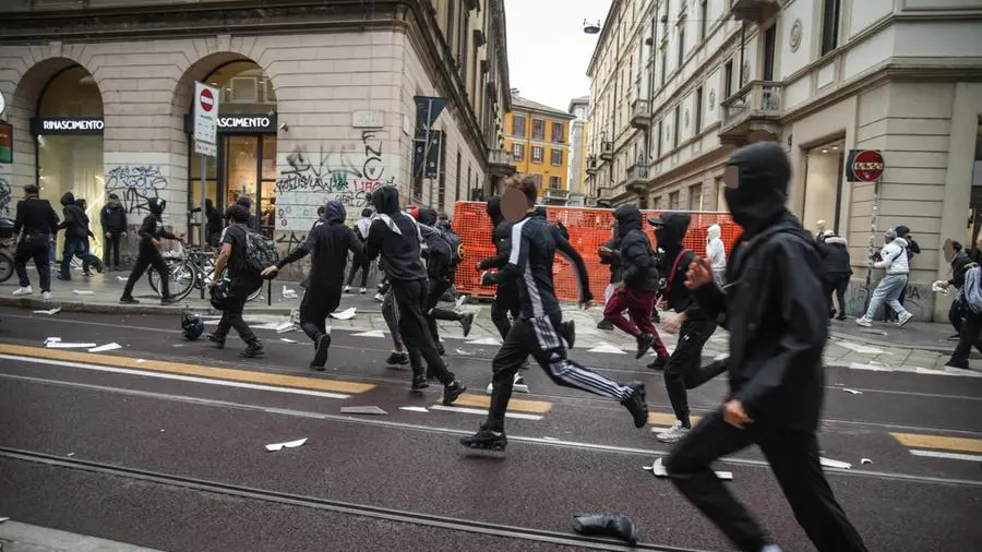 Dopo gli scontri a Milano, due facce da bambini e gli occhi sul cellulare
