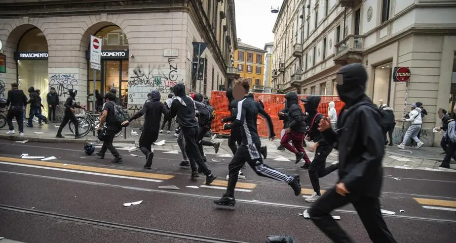 Dopo gli scontri a Milano, due facce da bambini e gli occhi sul cellulare