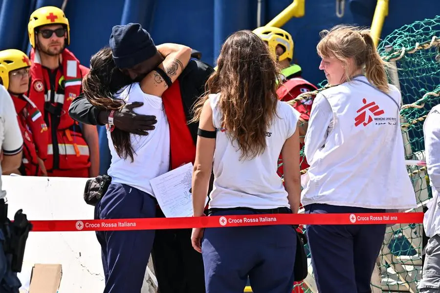 Ha attraccato in porto a Genova la nave Geo Barents, la search & rescue vessel di Medici Senza Frontiere con a bordo 165 migranti salvati in area libica, 109 dei quali recuperati a bordo di un gommone e 37 da una barca in vetroresina. A bordo ci sono 33 minori di cui una trentina non accompagnati. Mentre viaggiava verso Genova, la nave ha recuperato in mare 11 cadaveri che sono stati poi trasbordati su una motovedetta della Guardia costiera vicino a Lampedusa. Completato l'attracco, sulla nave sono stati esposti alcuni sacchi bianchi per il recupero dei cadaveri con la scritta 'Europe how many more?' e i numeri da 1 a 11 in ricordo delle undici salme recuperate in mare. Accanto ai sacchi, 11 giubbetti arancioni di salvataggio. Genova, 11 giugno 2024. ANSA/LUCA ZENNARO ZENNARO --- The Geo Barents ship, the search & rescue vessel of Msf, has docked in the port of Genoa with 165 migrants rescued in the Libyan area on board, 109 of whom were recovered on board a rubber dinghy and 37 from a fiberglass boat. There are 33 minors on board, around thirty of whom are unaccompanied. While traveling towards Genoa, the ship recovered 11 bodies at sea which were then transferred to a Coast Guard patrol boat near Lampedusa. Once docking was completed, some white bags for the recovery of corpses were displayed on the ship with the words 'Europe how many more?' and the numbers from 1 to 11 in memory of the eleven bodies recovered at sea. Next to the bags, 11 orange life jackets. Genoa, 11 June 2024. ANSA/LUCA ZENNARO ZENNARO