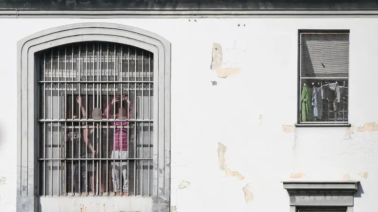 Carceri sovraffollate, senza ventilatori, senza lavoro e senza scampo: l'Italia che condanna (almeno) due volte i detenuti