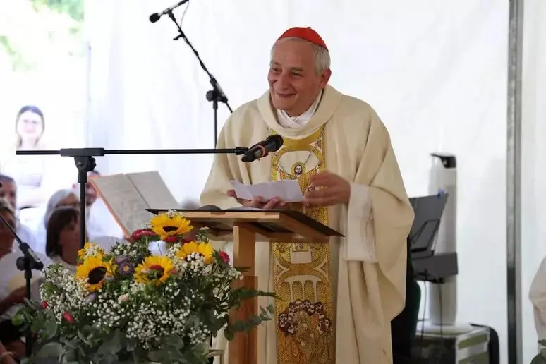 Matteo Zuppi, presidente della Cei, mentre celebra la Messa per i dieci anni del sisma che colp\\u00EC il Centro Italia causando 299 vittime
