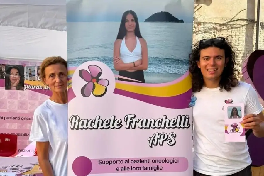 Silvia Ravera e il figlio Gastone con uno stendardo dell\\'Associazione Rachele Franchelli- Uno sguardo senza confini. Credit: Associazione Rachele Franchelli- Uno sguardo senza confini