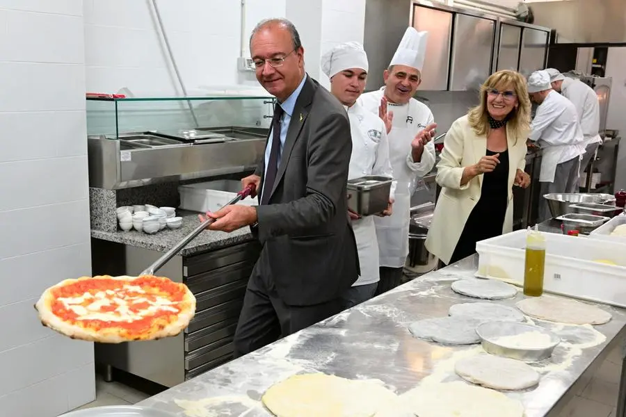 ll ministro dell'Istruzione e del Merito, Giuseppe Valditara, in visita ad un Istituto alberghiero di Caivano (Napoli) dove, accompagnato dalla dirigente Eugenia Carfora, ha sfornato una pizza in una delle cucine-laboratorio della scuola, 11 ottobre 2023