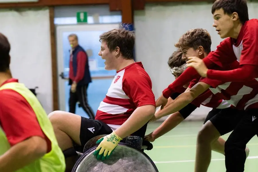 Giocatori di rugby in carrozzina.