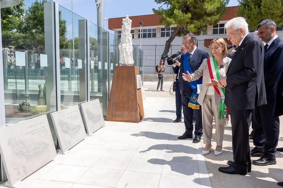 Il presidente della Repubblica, Sergio Mattarella, ad Andria per i dieci anni della strage, davanti alla statua scultorea dal titolo 'La Comunità' del maestro Cosimo Giuliano che rappresenta la forza che emerge quando le persone si stringono le une alle altre di fronte al dolore