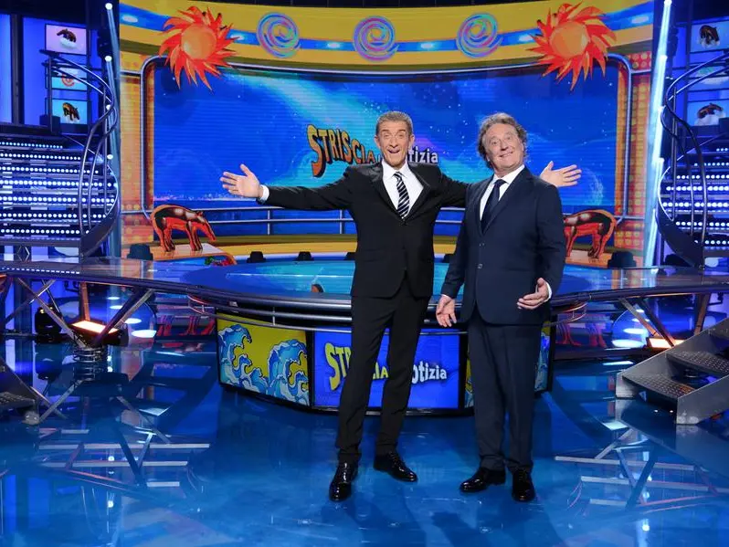 Striscia la Notizia torna su Canale 5 in prima serata (e con Maria De Filippi inviata sul campo)