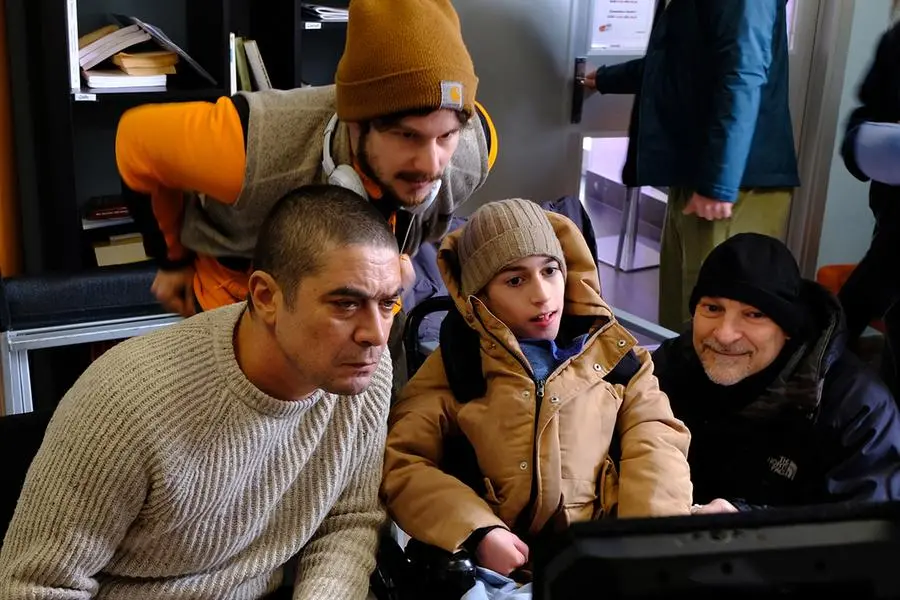 Riccardo Scamarcio e Andrea Aggio controllano il girato di I figli della scimmia con la troupe