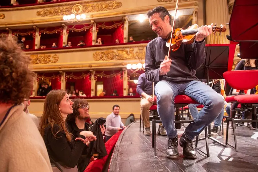 Un musicista dialoga con un alcuni spettatori durante le Prove aperte.