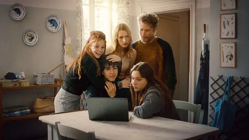 Non abbiamo bisogno di parole disponibile su Netflix è il remake italiano di un film francese e della sua versione americana (premiata con l'Oscar). La storia vera a cui è ispirato