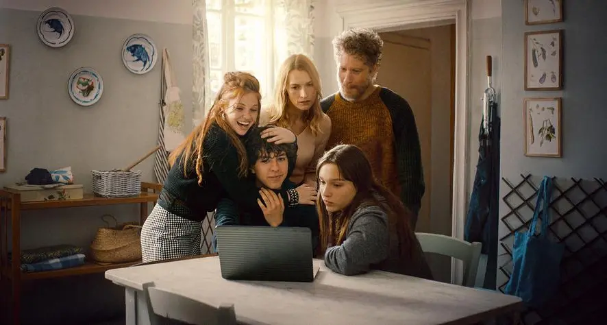 Non abbiamo bisogno di parole disponibile su Netflix è il remake italiano di un film francese e della sua versione americana (premiata con l'Oscar). La storia vera a cui è ispirato