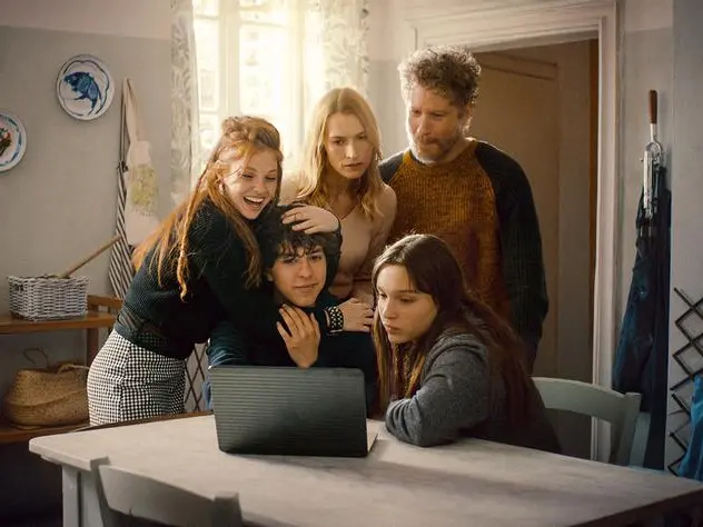 Non abbiamo bisogno di parole disponibile su Netflix è il remake italiano di un film francese e della sua versione americana (premiata con l'Oscar). La storia vera a cui è ispirato