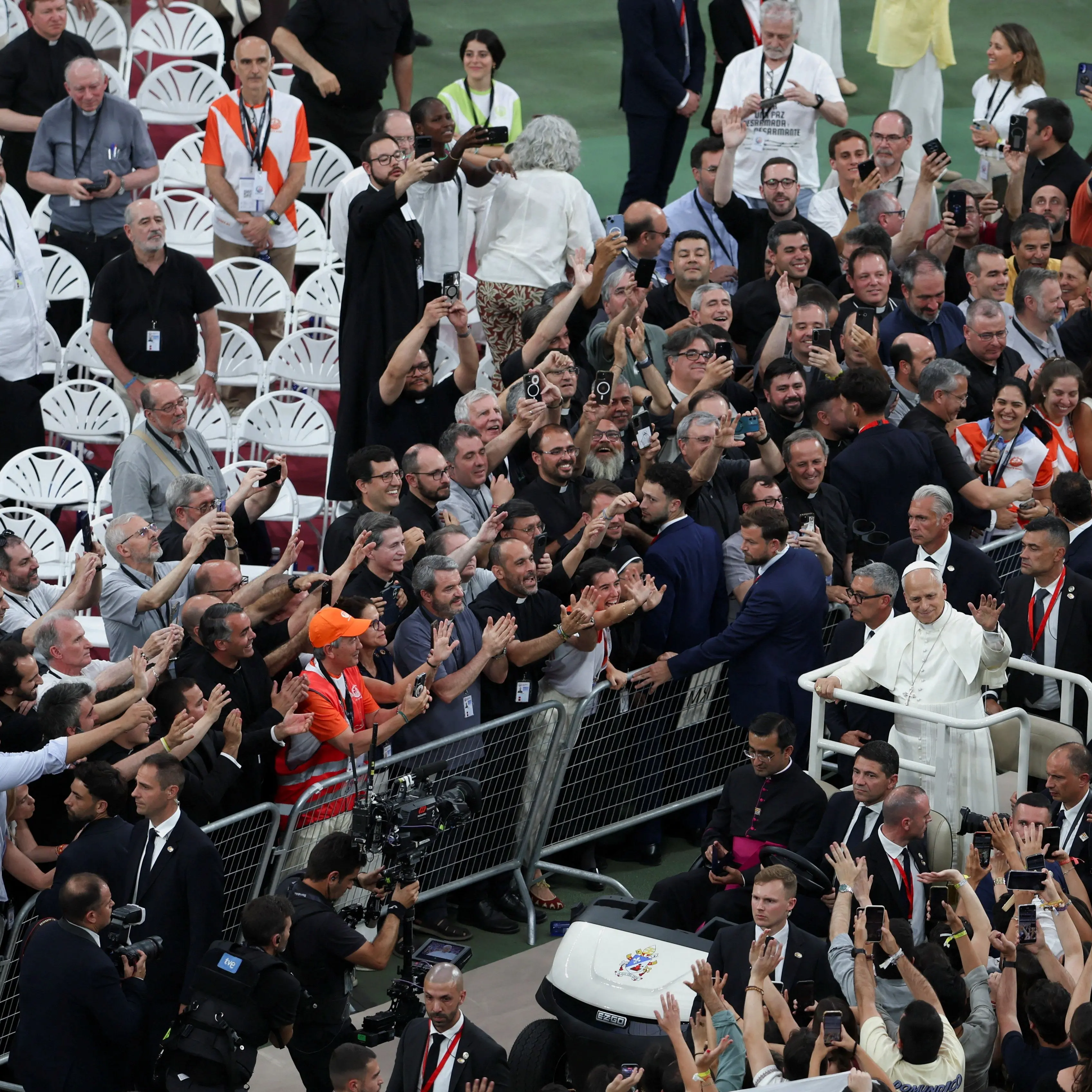 ore 20 - Diretta streaming, il Papa in Spagna presiede la veglia di preghiera allo Stadio Olimpico di Barcellona