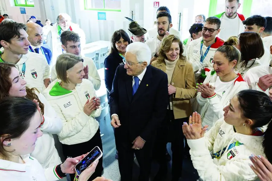 Una foto diffusa dall\\'Ufficio Stampa del Palazzo del Quirinale mostra il Presidente della Repubblica Sergio Mattarella in visita al Villaggio Olimpico di Milano, Italia, il 5 febbraio 2026. , ANSA/Paolo Giandotti