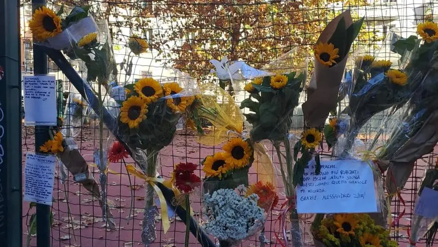 Milano, la “protesta dei girasoli” spazza via la ferocia di chi voleva dimenticare Alessandro