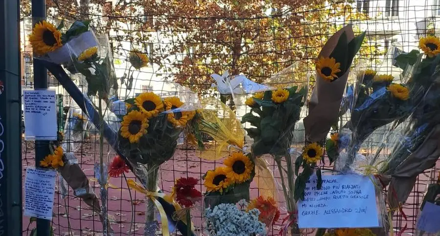 Milano, la “protesta dei girasoli” spazza via la ferocia di chi voleva dimenticare Alessandro