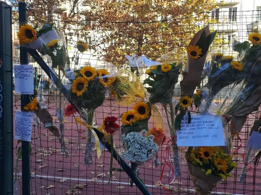 Milano, la “protesta dei girasoli” spazza via la ferocia di chi voleva dimenticare Alessandro