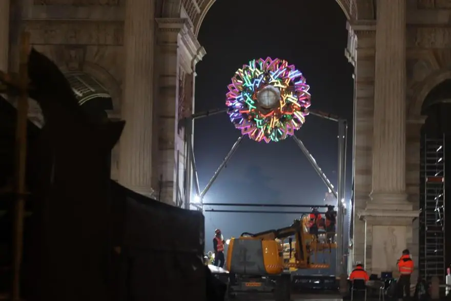 Giochi di luce sul braciere olimpico Milano Cortina 2026 all'Arco della Pace, Milano, 30 gennaio 2026. ANSA/PAOLO SALMOIRAGO