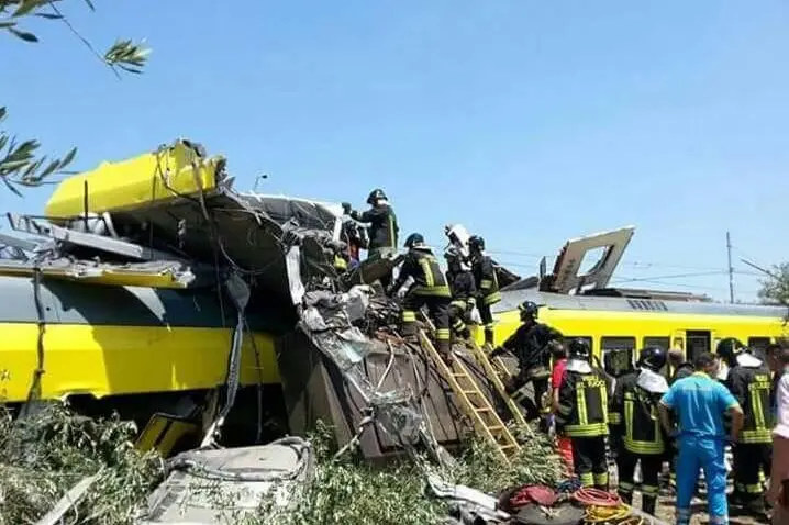 I soccorritori al lavoro dopo lo scontro tra i treni il 12 luglio 2016