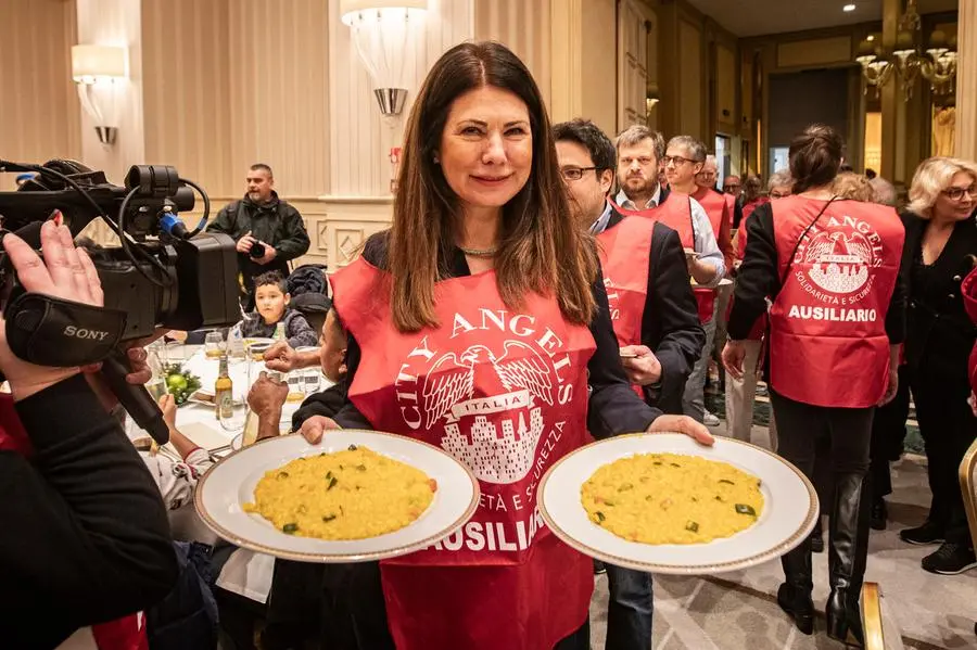 Nella foto: Susanna mentre serve alla mensa per i poveri dei City Angels.