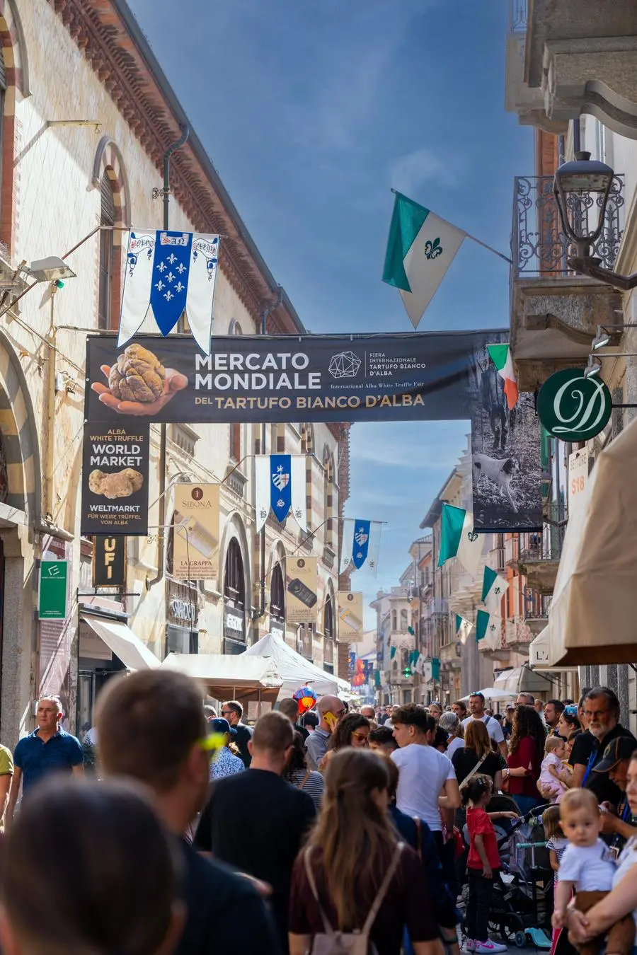 Le strade di Alba durante la Fiera internazionale del tartufo bianco