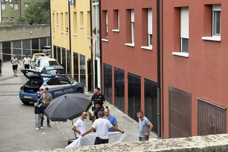 The intervention of the police in via Svevo in the Pilastro district of Bologna where Abderrahim Fakir died