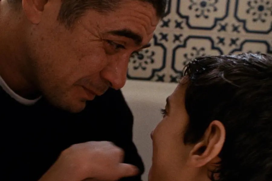 Riccardo Scamarcio e Tommaso Aggio in I figli della scimmia
