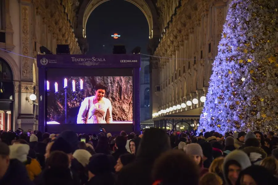 Il maxischermo allestito in Galleria Vittorio Emanuele per \\\"La Forza del Destino\\\" di Verdi alla Prima della Scala del 2024