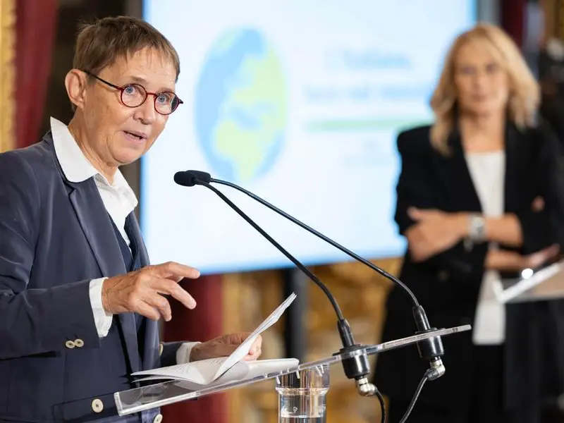 La favola ecologista sull’abete del Papa