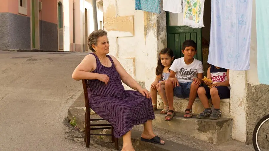 Le nonne italiane ispirano le Gen Z nel mondo: modello positivo soprattutto per un’estate di “dolce far niente”