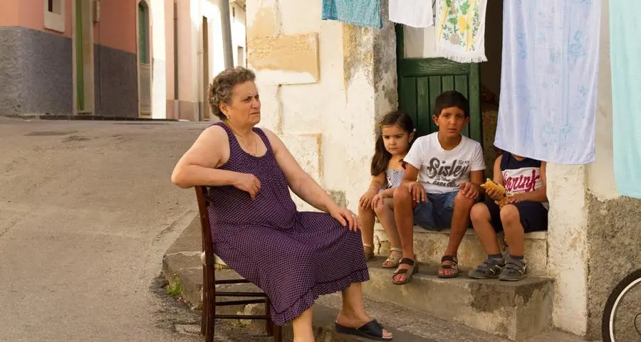 Le nonne italiane ispirano le Gen Z nel mondo: modello positivo soprattutto per un’estate di “dolce far niente”