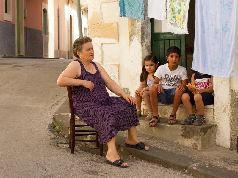 Le nonne italiane ispirano le Gen Z nel mondo: modello positivo soprattutto per un’estate di “dolce far niente”